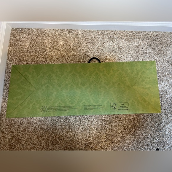 Gucci Gift Bag Large Green Card Stock 18' X 14'
X 6.5'.EUC - Picture 7 of 7